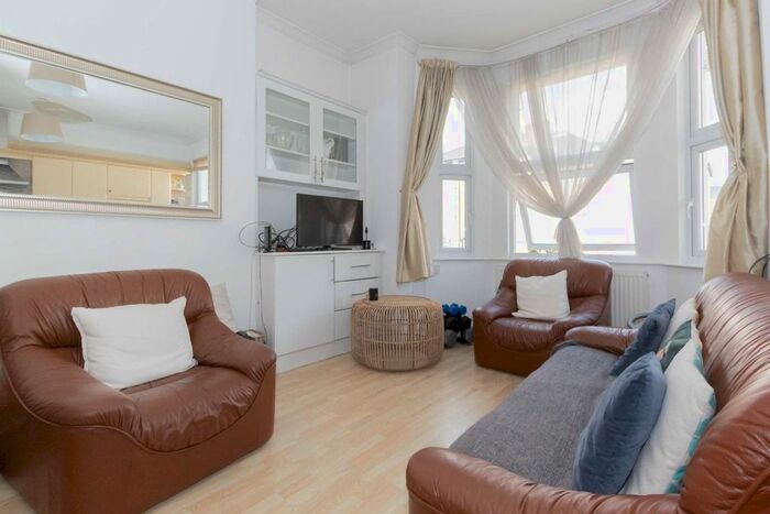 3 Bedroom Flat To Rent In Frithville Gardens, London, W12