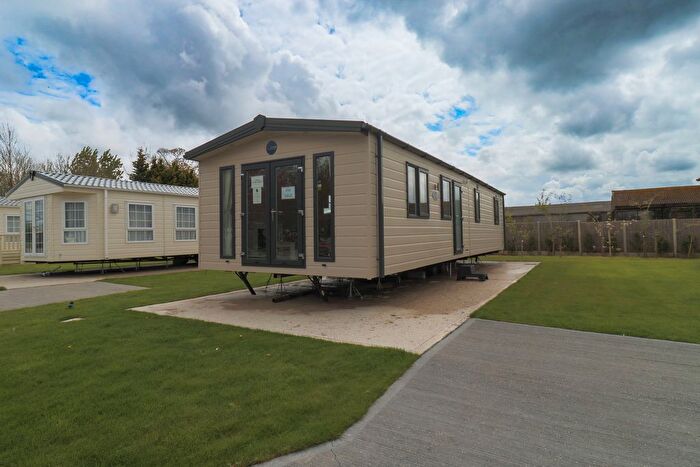 2 Bedroom Mobile/park Home For Sale In Hunmanby Road, Burton Fleming, YO25