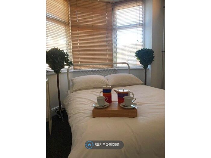 2 Bedroom Flat To Rent In Barley Mow Lane, Catshill, Bromsgrove, B61