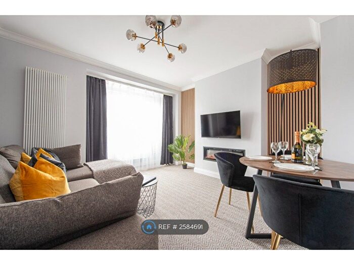 2 Bedroom Flat To Rent In Robertson House, London, SW17