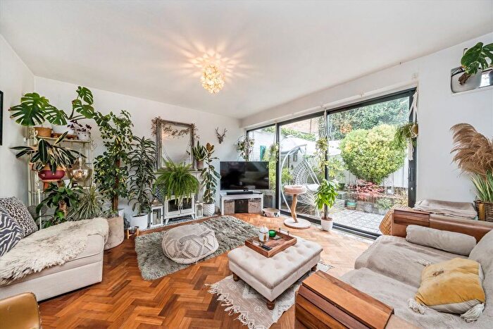 3 Bedroom Property For Sale In Breamore Close, Roehampton, SW15