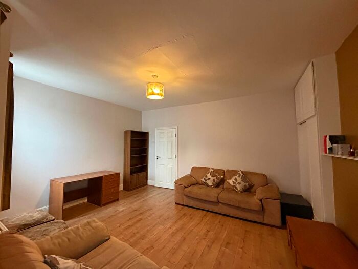 3 Bedroom Flat To Rent In Seymour Gardens, Ilford, IG1