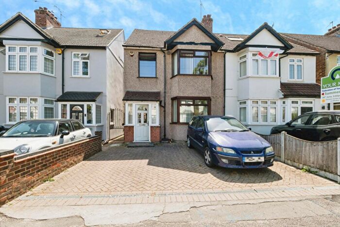 3 Bedroom Semi-Detached House For Sale In Osborne Road, Hornchurch, RM11