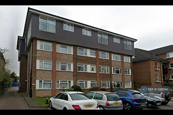 1 Bedroom Flat To Rent In Queens Court, Beckenham, BR3