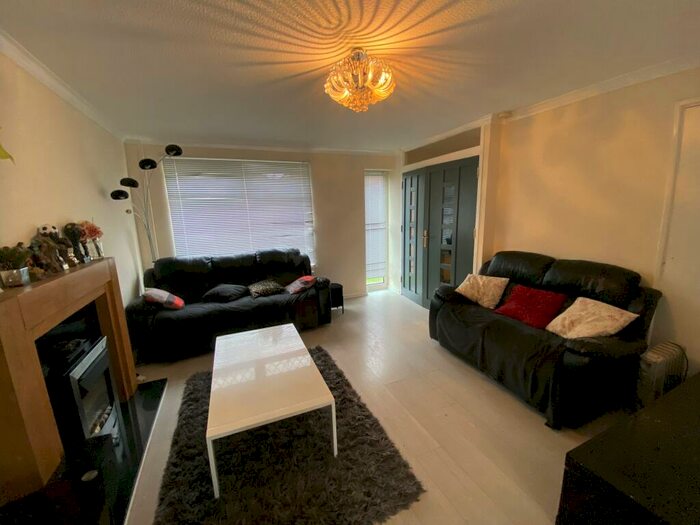 3 Bedroom Semi-Detached House To Rent In Chester Avenue, M33