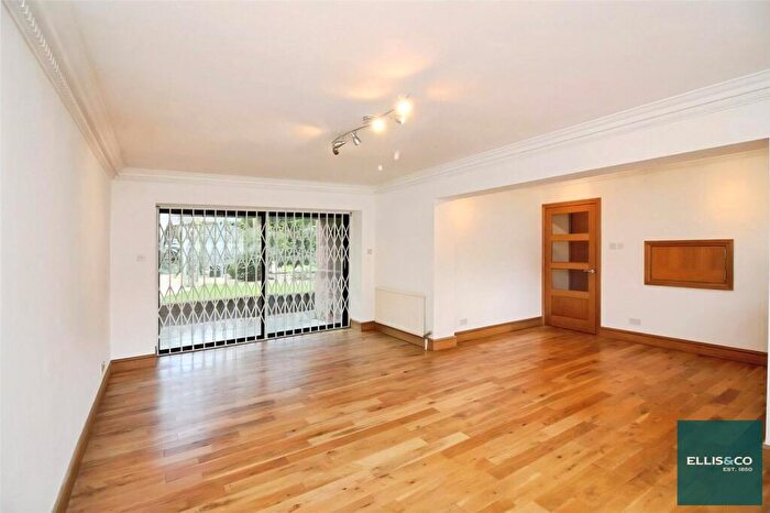 2 Bedroom Apartment To Rent In Spencer Close, Finchley, N3