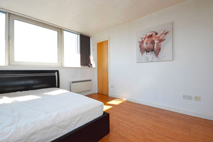 2 Bedroom Flat To Rent In Berglen Court, Tower Hamlets, E14