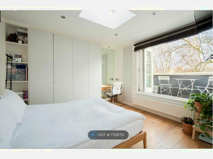 3 Bedroom Flat To Rent In Porchester Square, London, W2