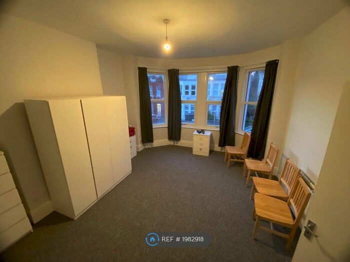 3 Bedroom Flat To Rent In Ash Grove Cricklewood, London, NW2