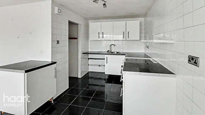 2 Bedroom Apartment For Sale In Handcross Road, Luton, LU2