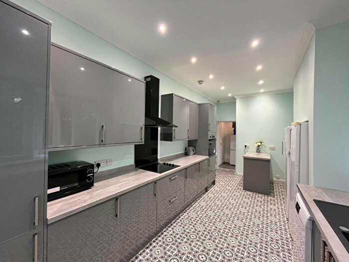 6 Bedroom Semi-Detached House To Rent In Church Wood Avenue, Leeds, LS16