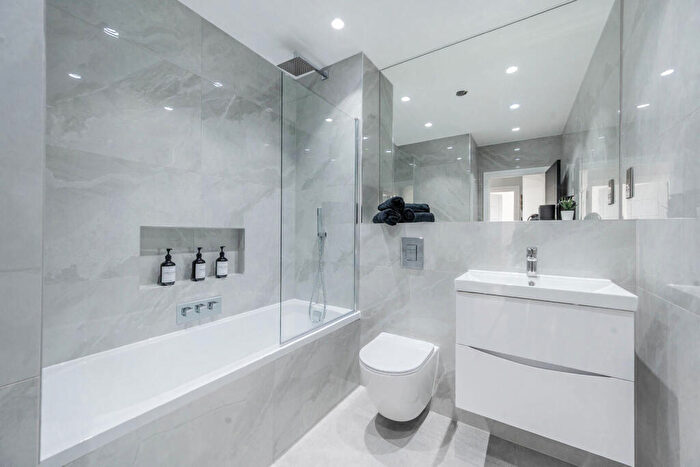 2 Bedroom Flat For Sale In Haredon House, North Cheam, Sutton, SM3