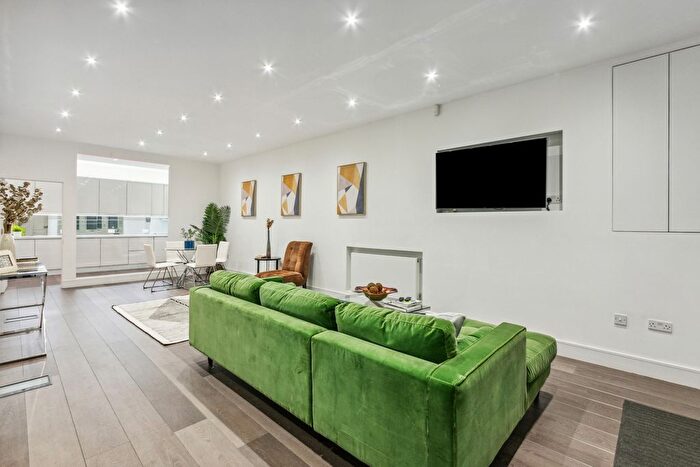 1 Bedroom Mews To Rent In Astwood Mews, South Kensington, SW7