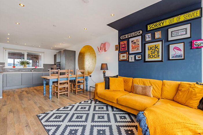 2 Bedroom Apartment For Sale In Auckland Road, Leyton, E10