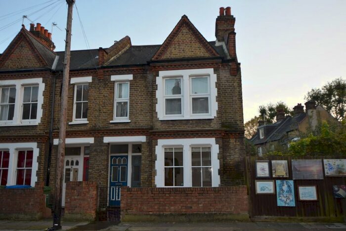 2 Bedroom Flat To Rent In Aylesbury Road, London, SE17