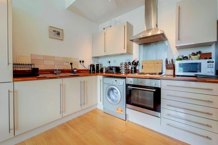 1 Bedroom Flat To Rent In Cornell Square, Vauxhall, London, SW8