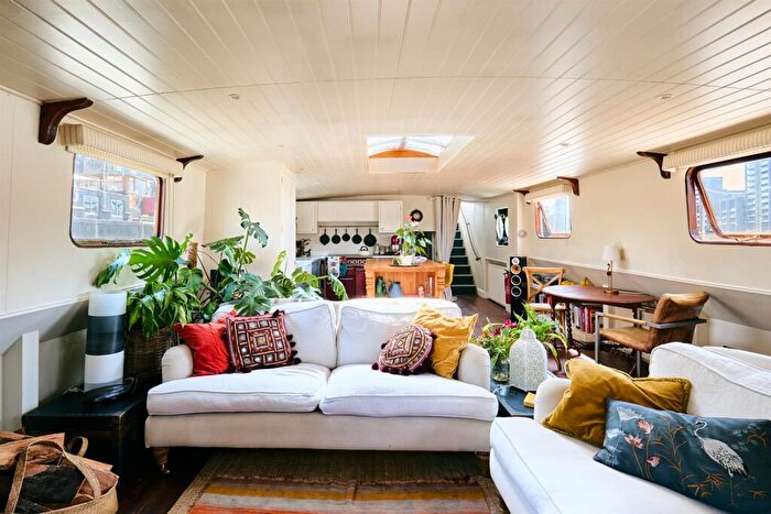 4 Bedroom House Boat To Rent In Clove Hitch Quay, Battersea, SW11
