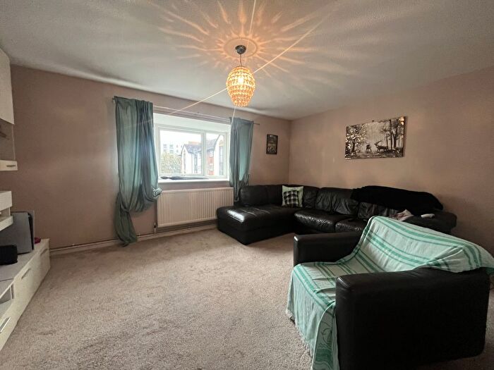 3 Bedroom Flat To Rent In Reeves Court, Eccles New Road, Salford, M5