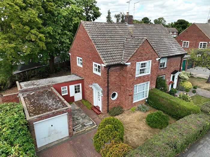 3 Bedroom Semi-Detached House For Sale In Beehive Lane, Welwyn Garden City, AL7