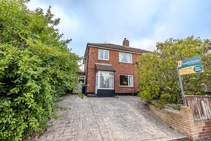 3 Bedroom Semi-Detached House For Sale In Rockwood Hill Estate, Greenside, Ryton, NE40