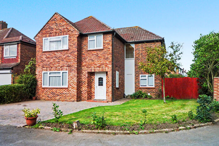 4 Bedroom Detached House To Rent In Havers Avenue, Walton-on-thames, KT12