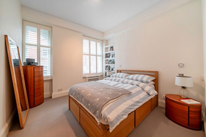 2 Bedroom Flat For Sale In Kensington Court, London, W8