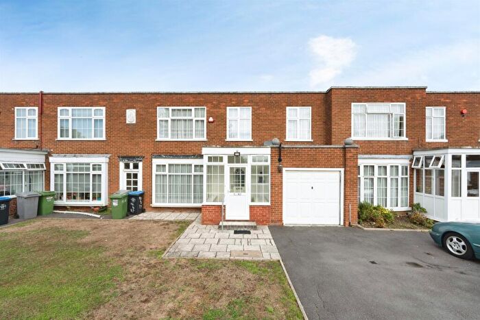 4 Bedroom Link Detached House For Sale In Kenyngton Place, Harrow, HA3