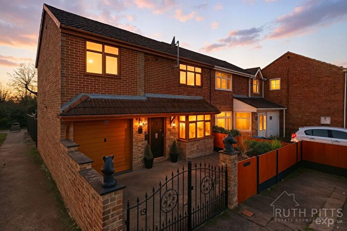 4 Bedroom Semi-Detached House For Sale In Holgate View, Brierley, Barnsley, S72