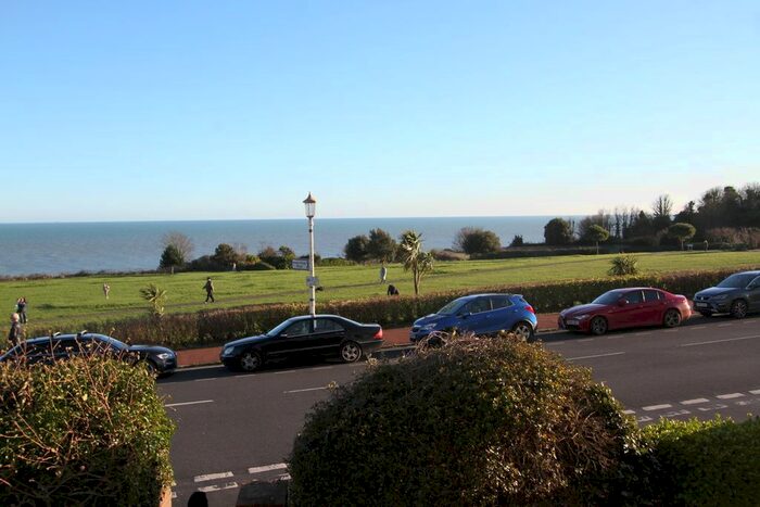 2 Bedroom Flat For Sale In Cliff Road, Eastbourne, BN20