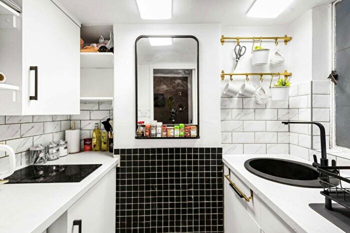 Flat To Rent In Charterhouse Square, London, EC1M