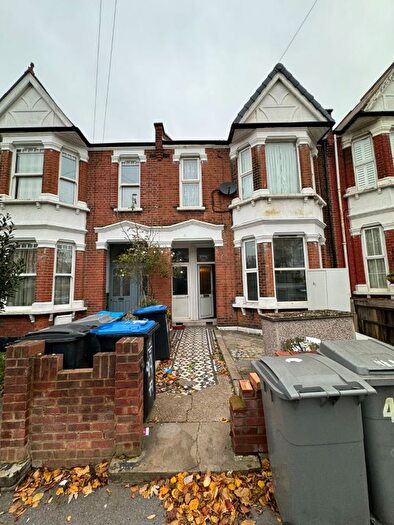 3 Bedroom Flat To Rent In Furness Road, Willesden, Harlesden, NW10