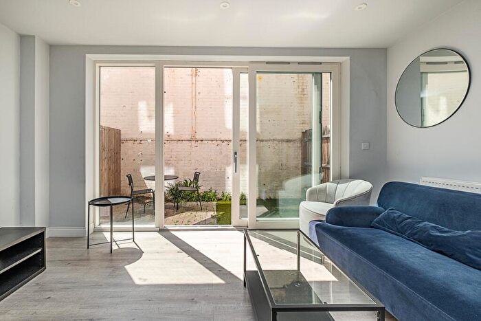 4 Bedroom Town House To Rent In Wells Walk, E7