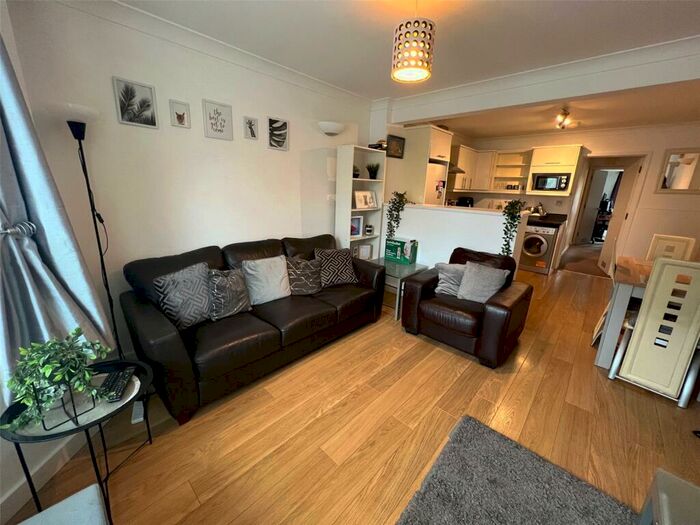2 Bedroom Apartment To Rent In Winchester Road, Southampton, Hampshire, SO16