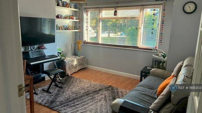 2 Bedroom Maisonette To Rent In Harlyn Drive, Pinner, HA5