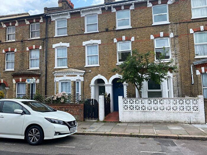 2 Bedroom Flat To Rent In Santley Street, London, SW4