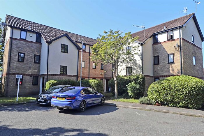 Studio For Sale In Bullrush Grove, Uxbridge, UB8