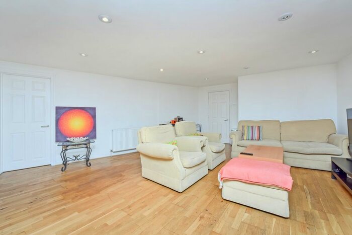 2 Bedroom Flat To Rent In Belmont Hill, Lewisham, SE13