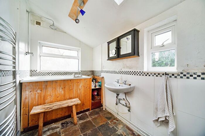 2 Bedroom Semi-Detached House For Sale In High Road, Wormley, Broxbourne, EN10