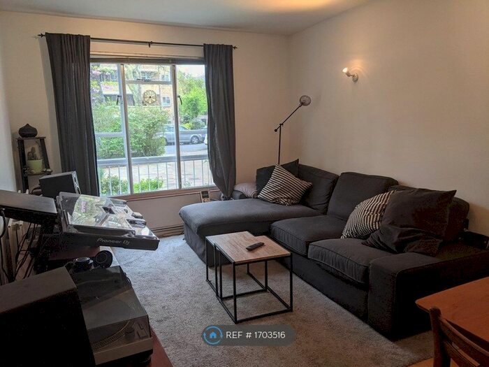 2 Bedroom Flat To Rent In Frensham Court, London, N5