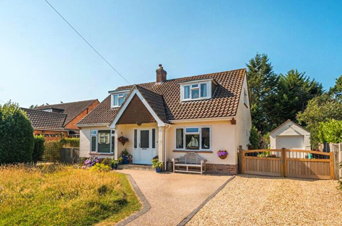 3 Bedroom Chalet For Sale In Lisle Close, Lymington, SO41
