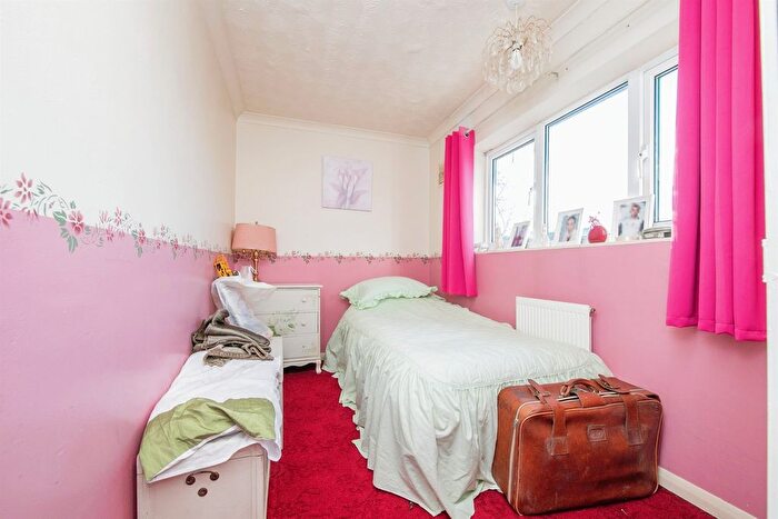3 Bedroom End Of Terrace House For Sale In Hawthorn Avenue, Colchester, CO4