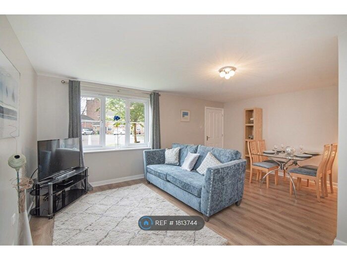 2 Bedroom Flat To Rent In Tullis Gardens, Glasgow, G40
