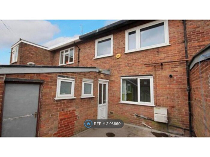 3 Bedroom Maisonette To Rent In Toppham Way, Sheffield, S8