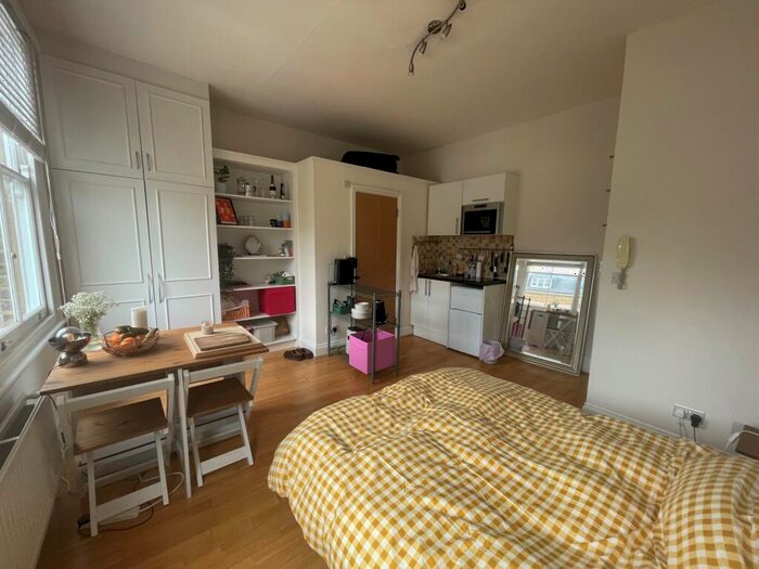 Flat To Rent In Somerfield Road, Finsbury Park, N4