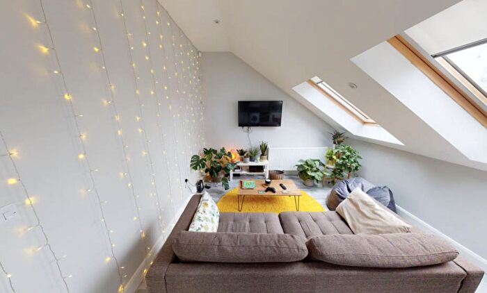 2 Bedroom Flat To Rent In A Victoria Road, Leeds, LS6