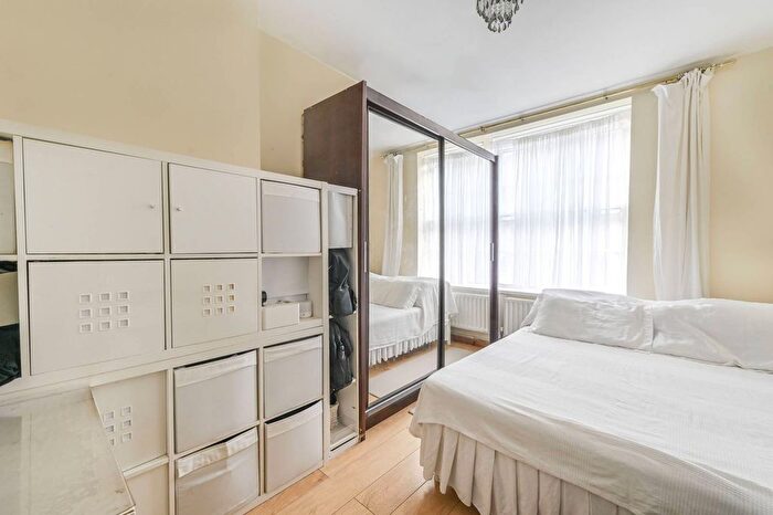 2 Bedroom Flat For Sale In Shadwell Gardens, Shadwell, London, E1