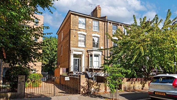 2 Bedroom Flat For Sale In Navarino Road, London, E8