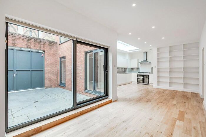 3 Bedroom Terraced House To Rent In Archway Road, Highgate, N6