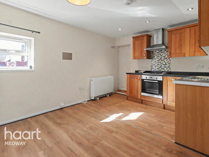 2 Bedroom Apartment To Rent In Morgan Road, Rochester, ME2