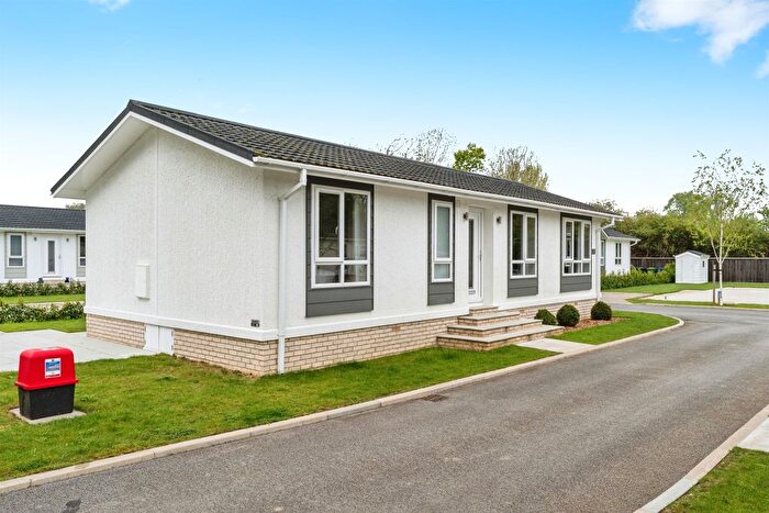 2 Bedroom Mobile/park Home For Sale In Ely Road, Waterbeach, Cambridge, CB25